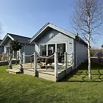 Puffin - Part Of The The Bay Village With Pool, Gym And Direct Access, Pub, Restaurant, Tennis And Meadows Walks Holiday home *