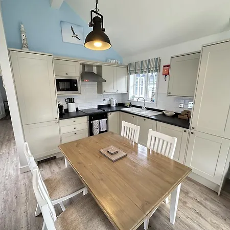 Puffin - Part Of The The Bay Village With Pool, Gym And Direct Access, Pub, Restaurant, Tennis And Meadows Walks